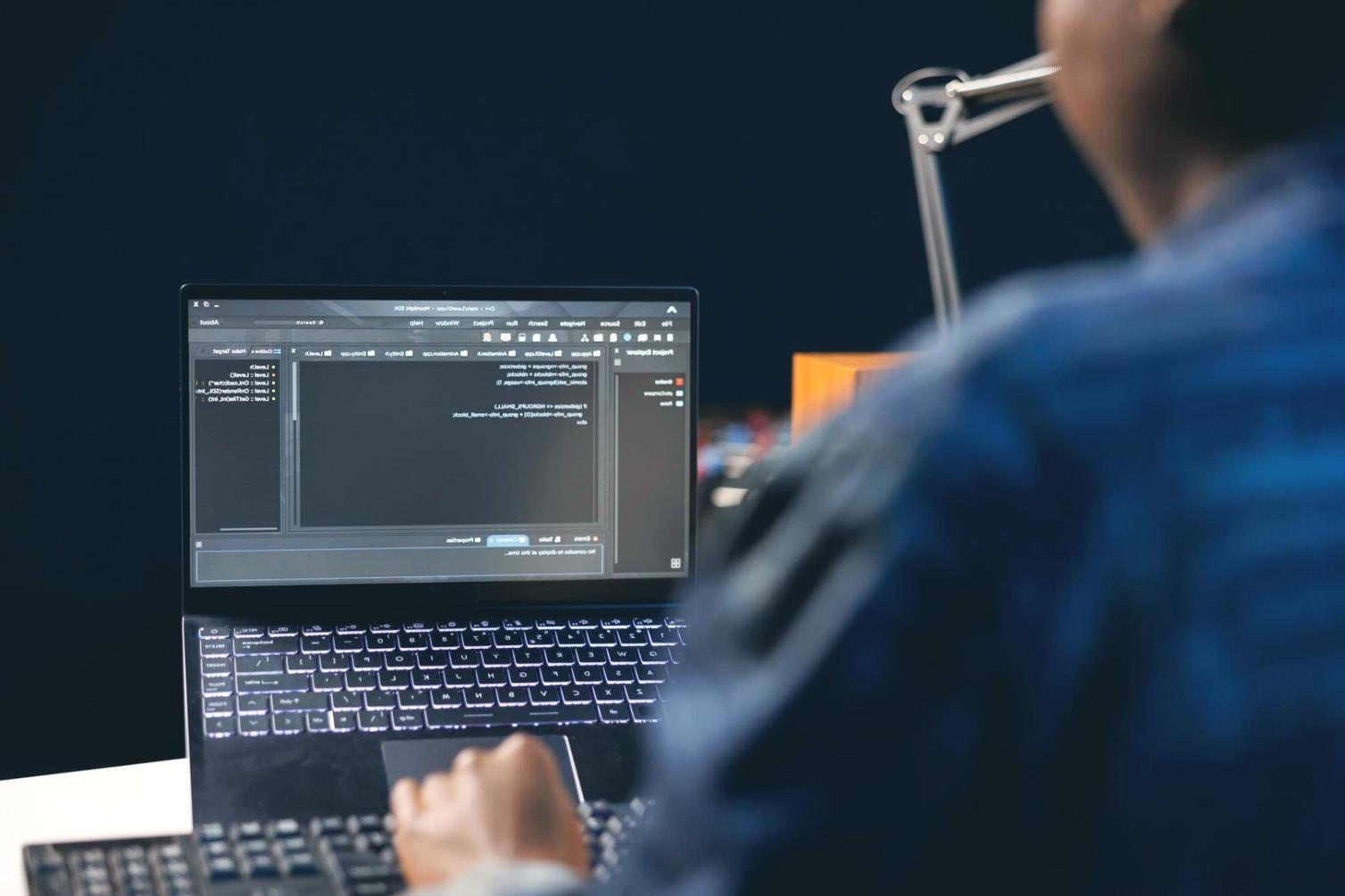Arbeitsumgebung mit mehreren Bildschirmen, die KI-Analysen und Smart-City-Dashboards zeigen